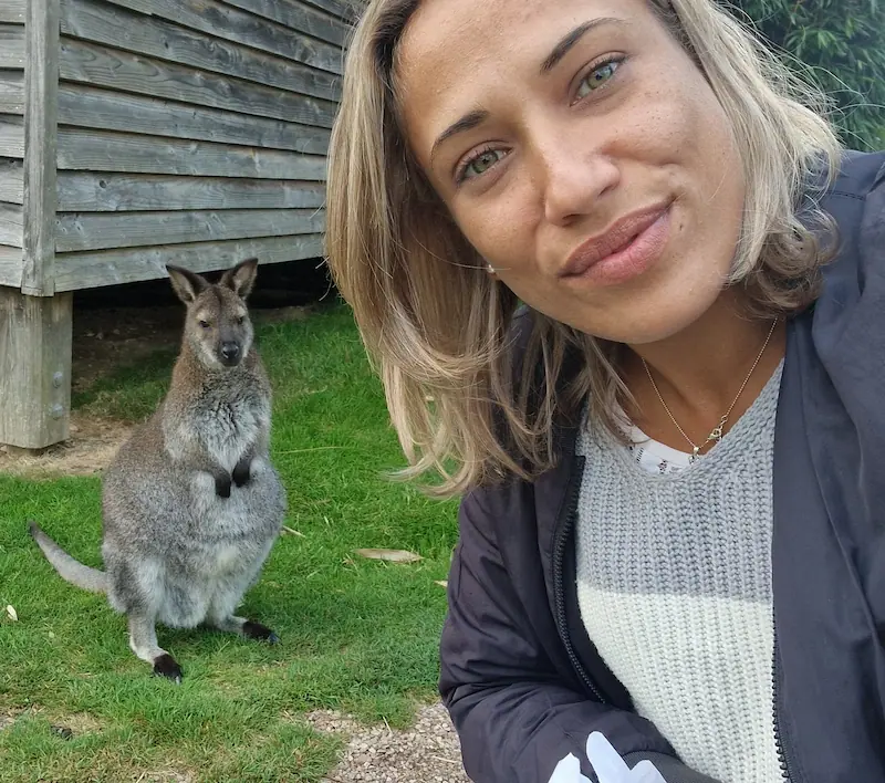 Fadela, la créatrice de Herb'o patte, pose en présence d'un walabi.